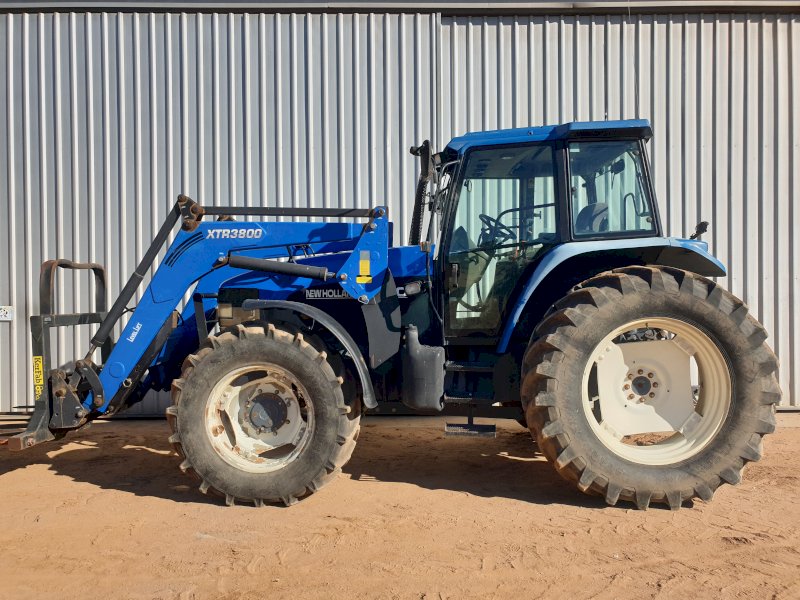 New Holland 8160 FWA 2000 model with Kerfab XTR3800 Front End Loader