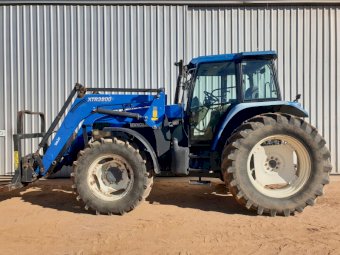 New Holland 8160 FWA 2000 model with Kerfab XTR3800 Front End Loader