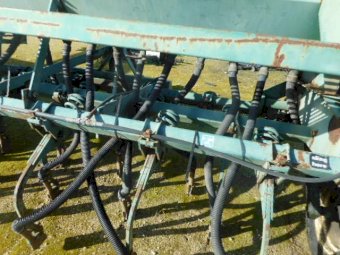 1990's John Shearer 16 Run Seeder