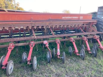 International 511 28 Row Combine