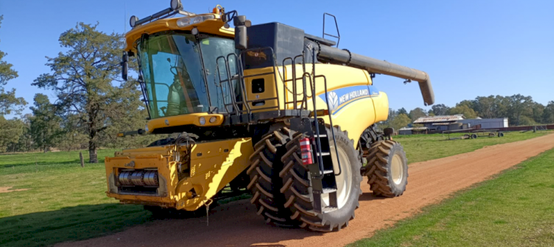 2012 New Holland CR8090 Header with 2011 40ft MacDon/NH83C 60D Front with Trailer