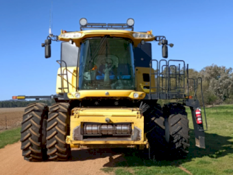 2012 New Holland CR8090 Header with 2011 40ft MacDon/NH83C 60D Front with Trailer
