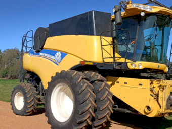 2012 New Holland CR8090 Header with 2011 40ft MacDon/NH83C 60D Front with Trailer