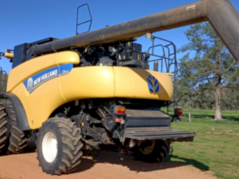 2012 New Holland CR8090 Header with 2011 40ft MacDon/NH83C 60D Front with Trailer