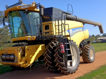 2012 New Holland CR8090 Header with 2011 40ft MacDon/NH83C 60D Front with Trailer