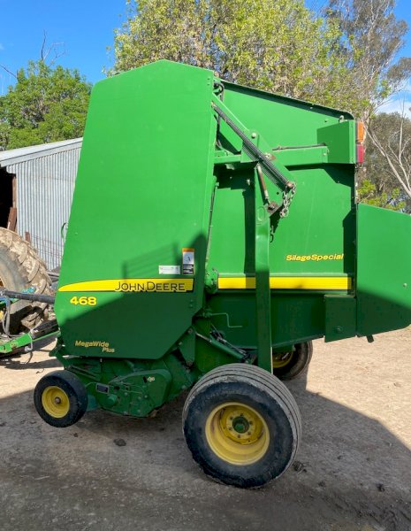 John Deere 468 Round Baler
