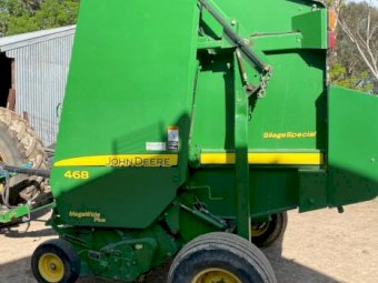 John Deere 468 Round Baler