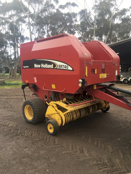 2004 New Holland  BR 740 Baler