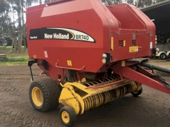 2004 New Holland  BR 740 Baler