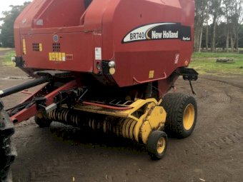2004 New Holland  BR 740 Baler