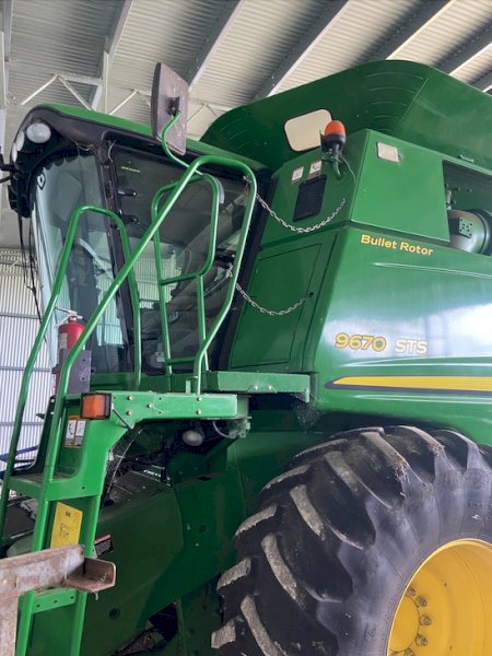 2011 John Deere 9670STS Header