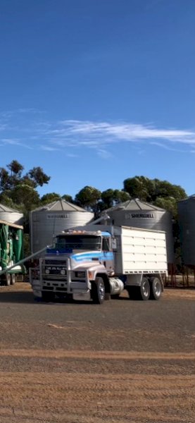 1994 CHR Mack with tipper Tray