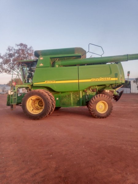 2004 John Deere 9760STS Header with Front and Trailer
