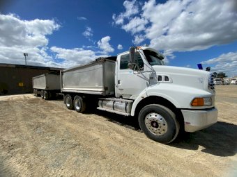 2002 Stirling LT9500 Truck & Quad Dog