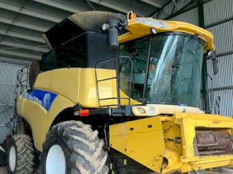 2008 New Holland CR970 Header with 40ft Honeybee Front and Trailer