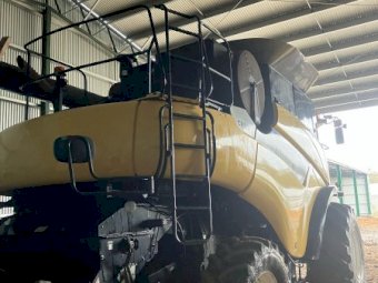 2008 New Holland CR970 Header with 40ft Honeybee Front and Trailer