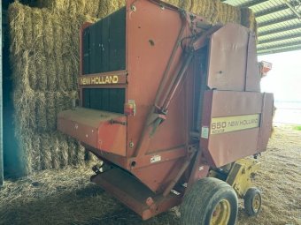 New Holland 650 Round Baler