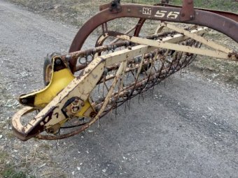 Under Auction - (A237) New Holland 56 Roller Bar Hay rake 