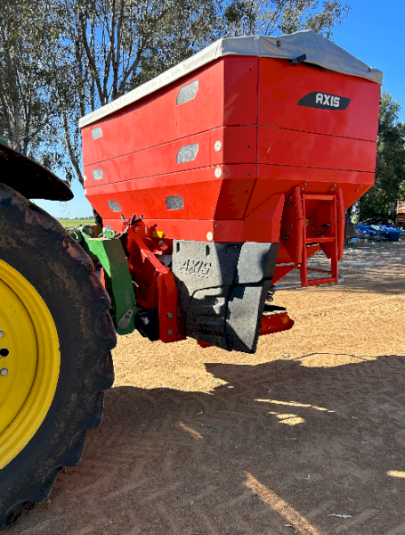 2018 Kuhn 50.2 Spreader with Extension Hopper