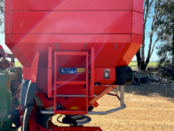 2018 Kuhn 50.2 Spreader with Extension Hopper