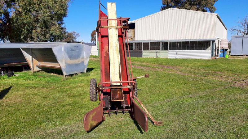New Holland 471 Hay Elevator