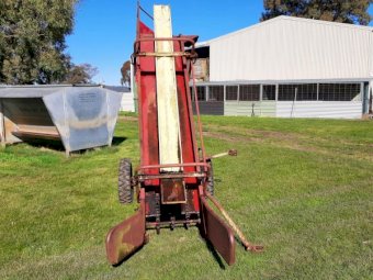 New Holland 471 Hay Elevator
