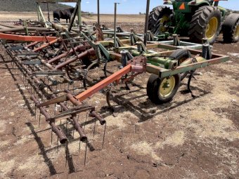 John Deere 1610 30ft Chisel Plough