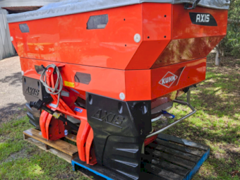 2017 Kuhn Axis-M 30.2 Spreader