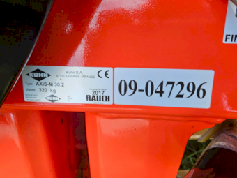 2017 Kuhn Axis-M 30.2 Spreader