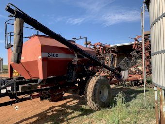Case 4900 Field Cultivator  Bar with 2400 Air Cart