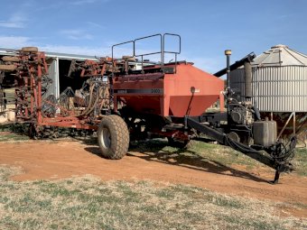 Case 4900 Field Cultivator  Bar with 2400 Air Cart