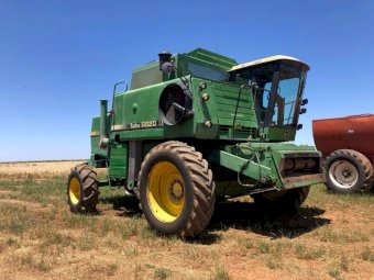 1984 John Deere 8820 Header with 224 Tyne Reel Open Front