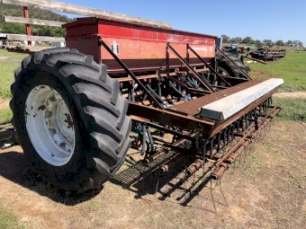 International 511 direct drill combine