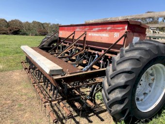 International 511 direct drill combine