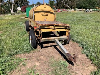 2000 L tank on Trailer