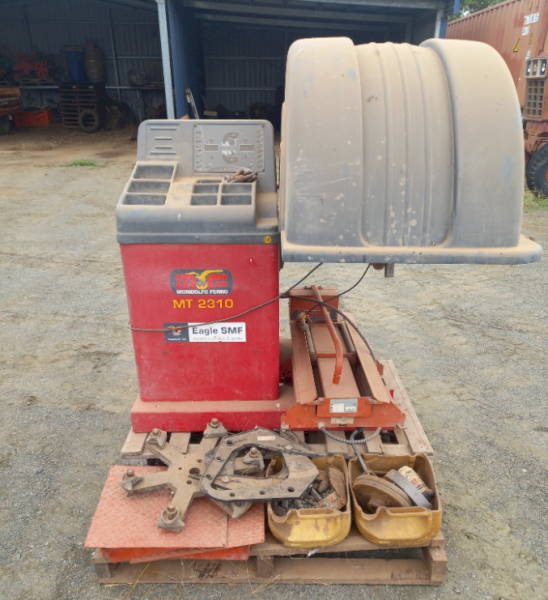 2005 Mondolfo Ferro MT2310 Truck Wheel Balancer