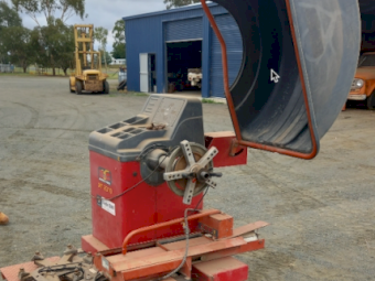 2005 Mondolfo Ferro MT2310 Truck Wheel Balancer