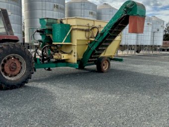 Aust Quip Feed Mixer with Roller Mill