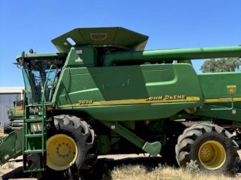 2000 John Deere 9650  Header with 930 D Front +3 axle leaf trailer