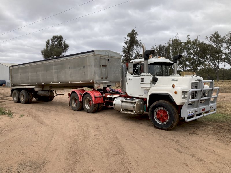 1982 Mack R600  Prime Mover