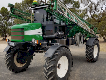 2005 Goldacres 4400 SP Boom Spray