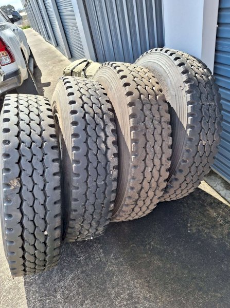 4 X Bridgestone 10.00R20 Truck Tyres And Rims