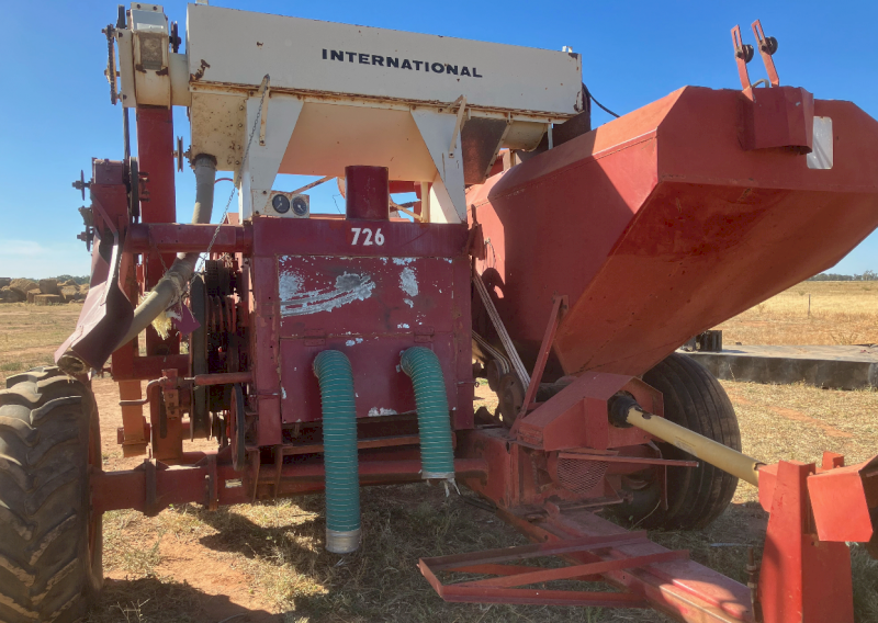 International 726 Header/Seed Cleaner
