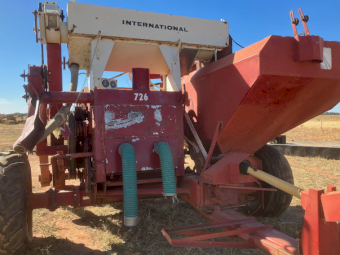 International 726 Header/Seed Cleaner