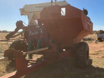 International 726 Header/Seed Cleaner