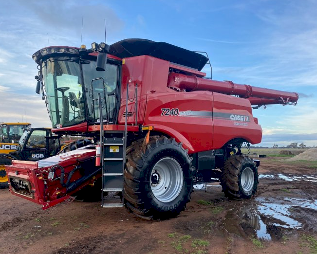 2017 Case IH 7240 Header with 40ft MacDon Draper Front Farm Tender