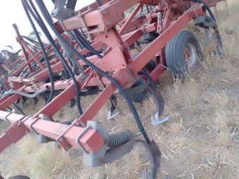 Case IH Chisel Cultivator Seeder
