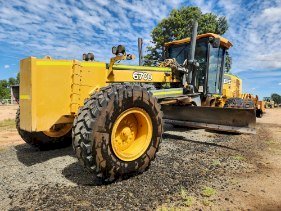 John Deere 670 D Grader with rippers and roller