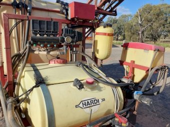 2000 Hardie Commander 4220