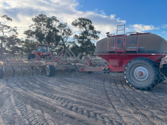 2008 Seed Hawk 1220 Bar and 2017 Horsch Air Cart